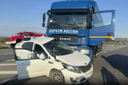 Двое погибли: в Ростовской области КАМАЗ «Почты России» раздавил иномарку