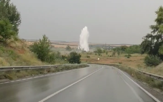 Мощный фонтан питьевой воды забил под Шахтами