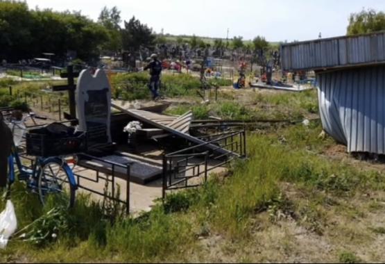 В Ростовской области неизвестный водитель влетел в остановку и задел могилы на кладбище