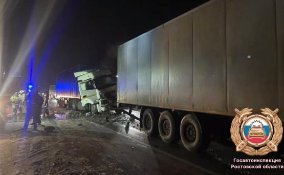 Дальнобойщик погиб в аварии с двумя фурами на М-4 «Дон» в Ростовской области 