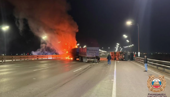 Под Ростовом в ДТП с двумя КАМАЗами один перевернулся, другой загорелся