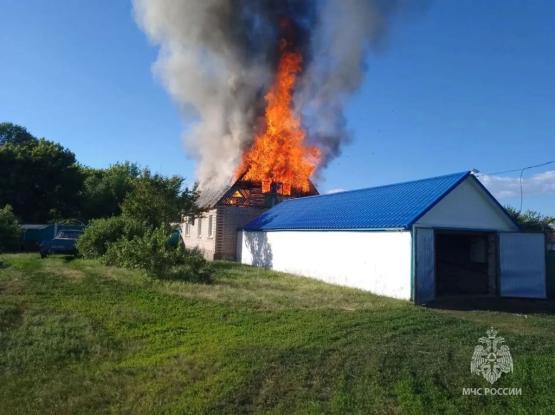 Дом полностью сгорел в Верхнедонском районе