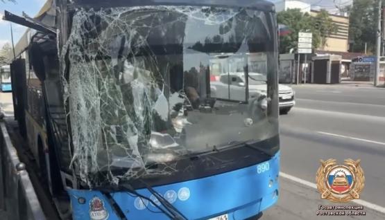Врезался в столб: три человека пострадали в ДТП с автобусом в Ростове