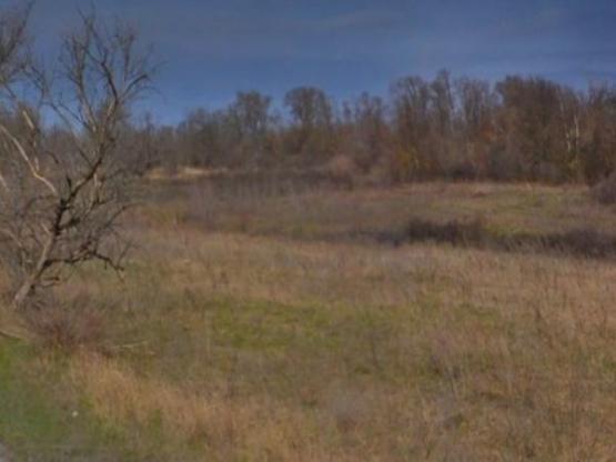 В Шахтах устанавливают личность пенсионерки, найденной мертвой в поле