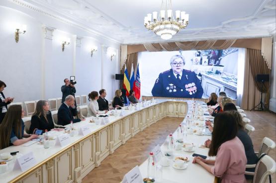 Надежный тыл: в гордуме поздравили  жен и матерей бойцов СВО, оказывающих помощь фронту 