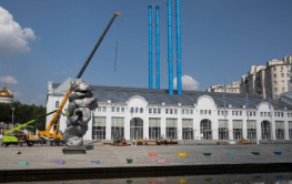 В Москве на Болотной набережной сносят огромный "кусок фекалий" работы швейцарского скульптора