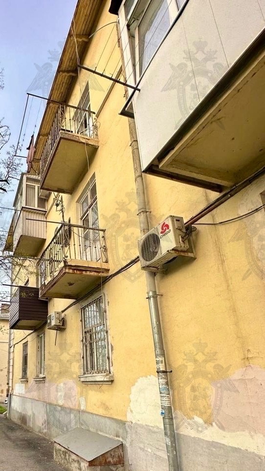 В Ростове следователи проводят проверку после падения ребенка с балкона многоэтажки 