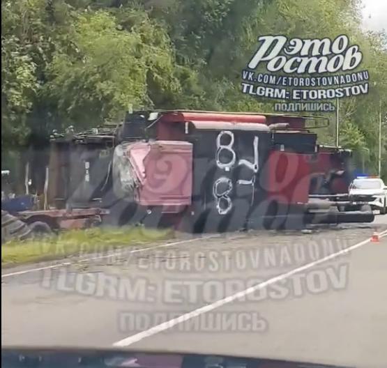 Большегруз с комбайном перевернулся на трассе в Ростовской области