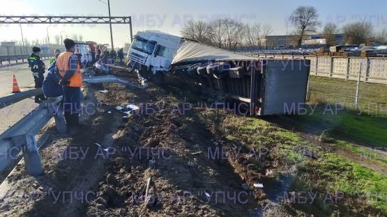 Большегруз вылетел с трассы М-4 «Дон» в Ростовской области