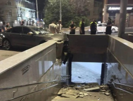 Автомобиль протаранил портал подземного перехода в Ростове