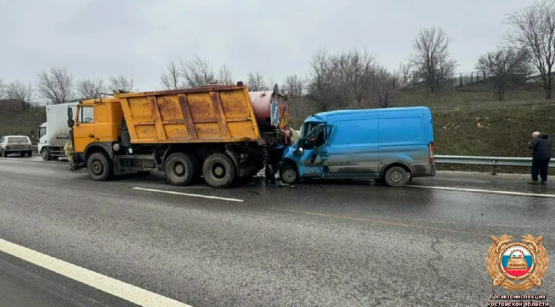 В Мясниковском районе водитель фургона погиб в ДТП с водовозом 