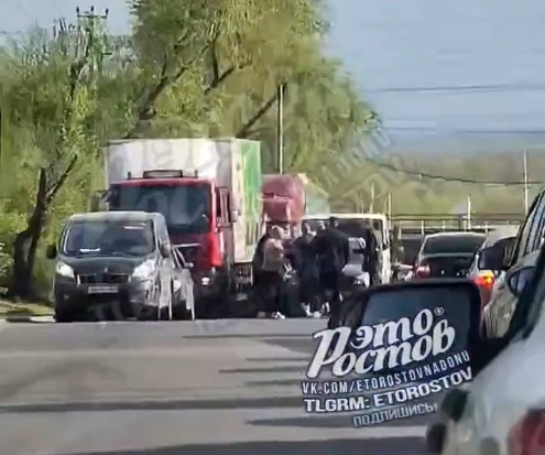 Водители массово передрались прямо на проезжей части в Ростове 