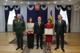 Губернатор Ростовской области вручил вдове погибшего на СВО Героя России Антона Тимченко медаль «Золотая Звезда»