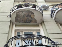 Куски штукатурки на асфальте: в центре Ростова рушится фасад исторического здания