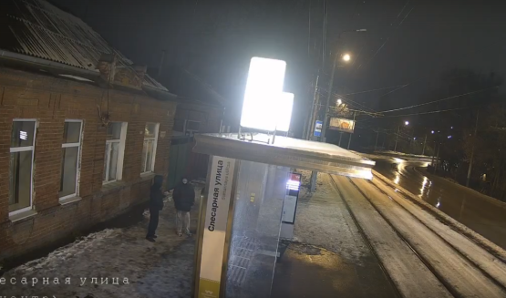 В Таганроге ищут вандалов, повредивших две трамвайные остановки