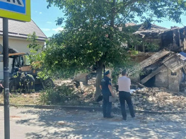 Машина подрядчика пострадала при сносе аварийного дома в Ростове