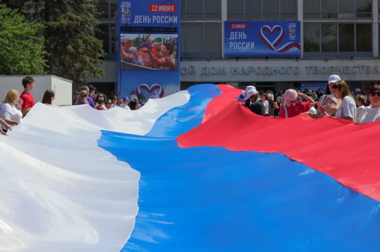 Огромный триколор развернули в Ростове в честь Дня России
