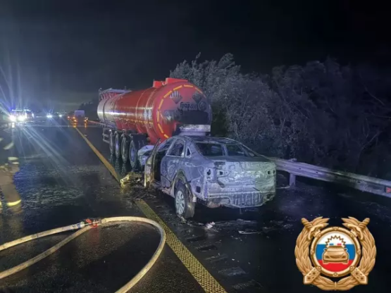 Легковушка дотла сгорела после ДТП с бензовозом на М-4 «Дон» в Ростовской области 