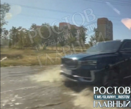 "Ездим по .....":  дороги ростовского микрорайона "Платовский" заливают фекальные воды