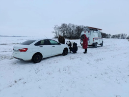 Хотели срезать путь: двое жителей Ростовской области едва не замерзли в степи из-за сломанного автомобиля