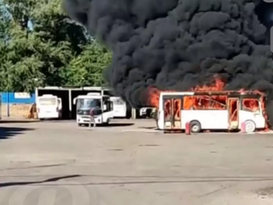 В Ростове на Шолохова сгорели два пассажирских автобуса