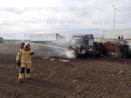 Загоревшийся после ДТП грузовой газовоз под Ростовом полностью потушили