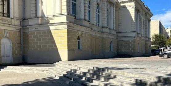 Лестницу Молодежного театра в Ростове отремонтировали раньше срока