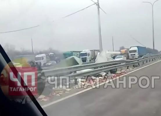 Страшное столкновение фуры с легковушкой на границе Ростовской и Воронежской областей заблокировало движение по М-4 «Дон»