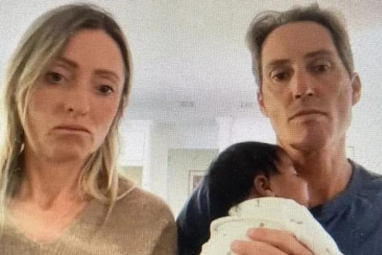 У белой супружеской пары из США из-за путаницы при имплантации эмбриона родился "черный" ребенок