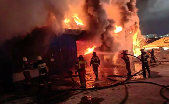 Под Ростовом всю ночь тушили двухэтажное здание шиномонтажки