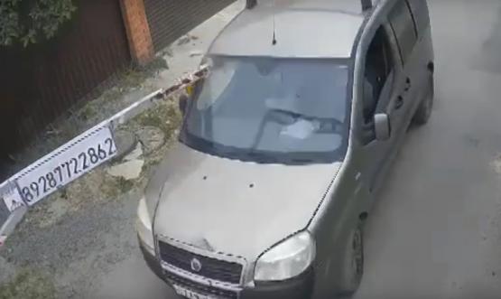 В Ростове шлагбаум садоводческого товарищества проткнул автомобиль