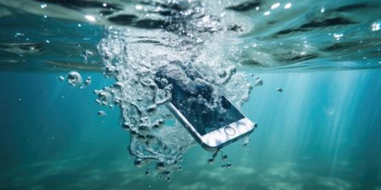 Британка умерла от удара электротоком, принимая ванну с заряжающимся iPhone в руке