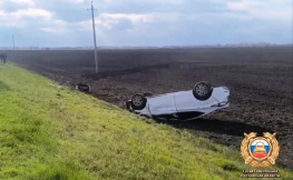 На автодороге в Ростовской области перевернулся автомобиль и погиб водитель 