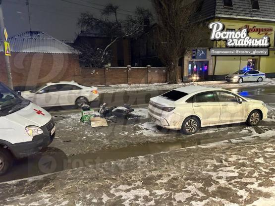  Курьер на мопеде влетел в иномарку в Ростове 