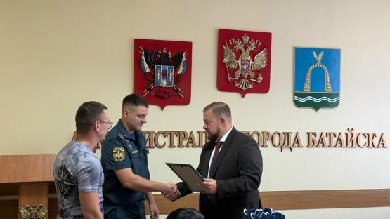 Глава Батайска наградил пожарных, которые помогли отыскать двух пропавших девочек