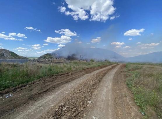В Новочеркасске потушили пожар на мусорном полигоне