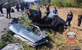 Два человека погибли в столкновении легковушки с фурой на донской трассе 