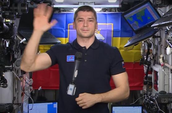 Донской космонавт примерил на орбите новый скафандр для нижней части тела
