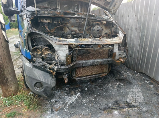 В Морозовске подожгли автомобиль, пострадал водитель 