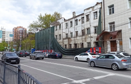 Ураганный ветер снёс в центре Ростова часть баннера со здания