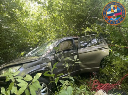 В Сочи автомобиль  с пассажиром завис на краю пропасти, но всё обошлось