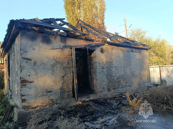 При пожаре в частном доме в Ростовской области погиб пенсионер 