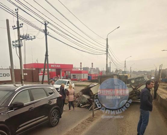 Огромная пробка сковала движение на Северном в Ростове из-за перевёрнутой «Газели»