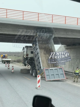 Самосвал протаранил мост на М-4 «Дон» в Ростовской области 