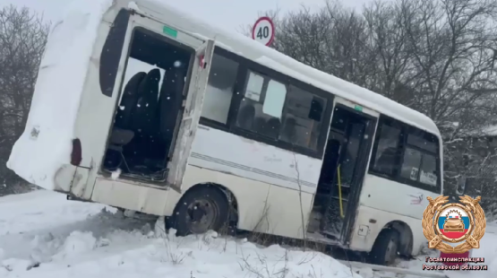 Под Таганрогом маршрутка при повороте улетела в кювет