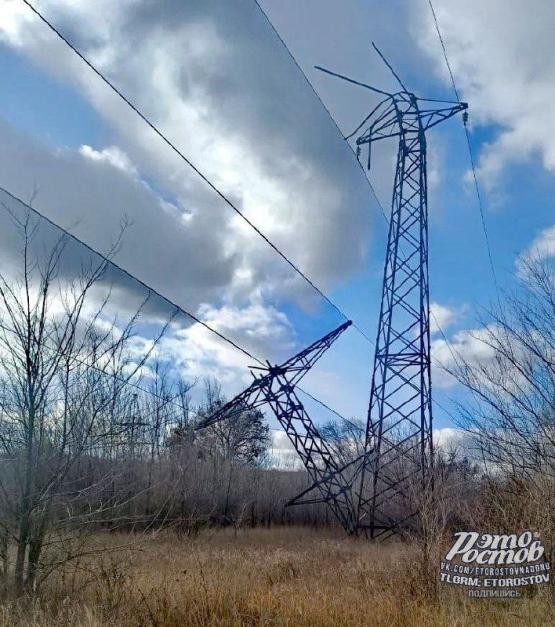 Опоры ЛЭП повалил штормовой ветер в Ростовской области 