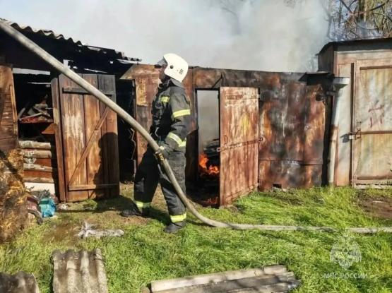 Детвора в Зимовниках сожгла хозпостройку