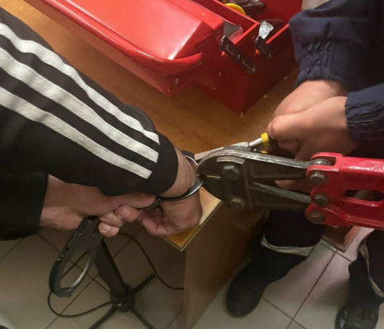 В Ростове спасатели помогли полицейским снять наручники с задержанного мужчины