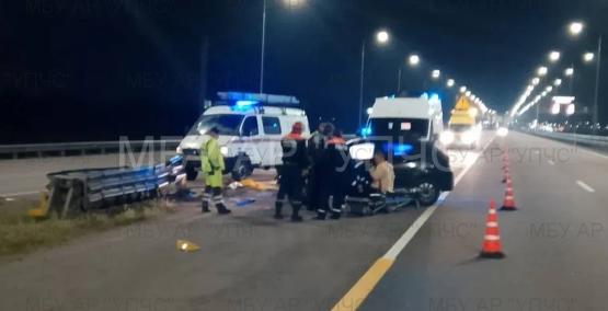 Водитель иномарки под Аксаем на скорости влетел в отбойник