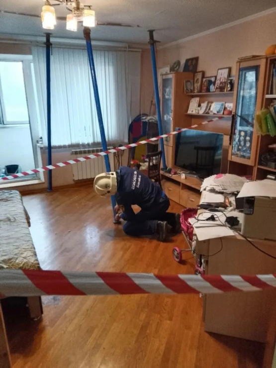 В жилом доме в Батайске частично разрушилась плита межэтажного перекрытия 